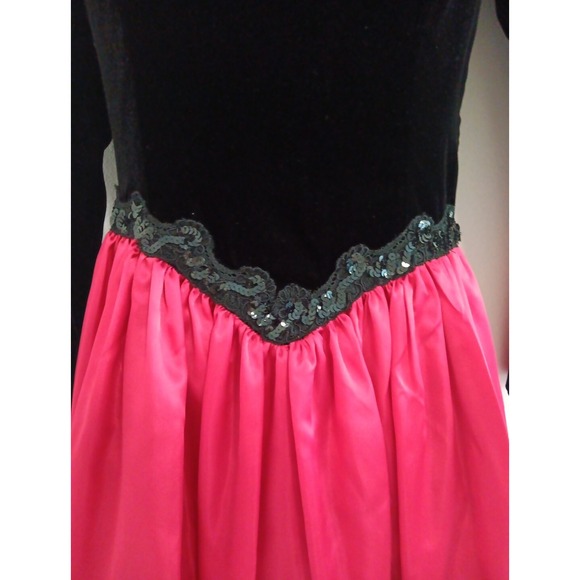 VTG Velvet Satin Dress Gown Size 6 Red Black Velvet 80's Rock Vampire Goth Retro - Picture 4 of 16